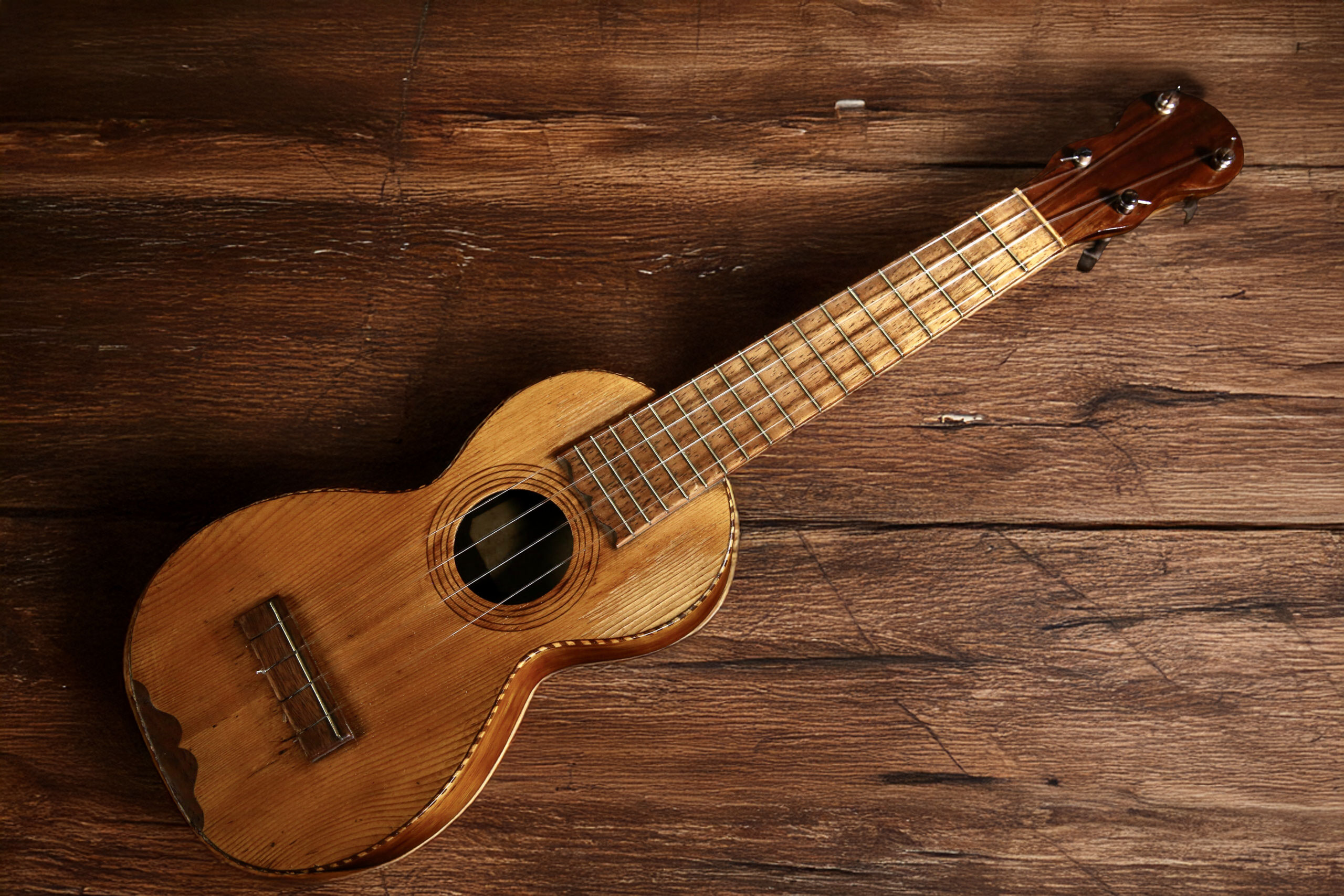 Uno dei primi ukulele costruiti alle Hawaii, realizzato con il pregiato legno di Koa.